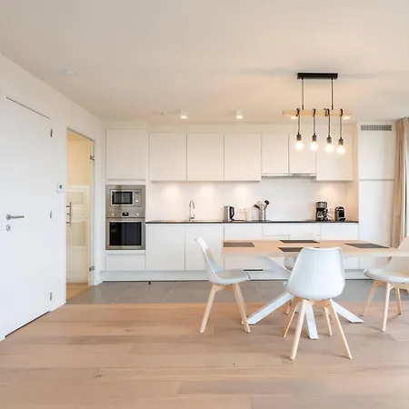 Luxurious With 2 Bedrooms And Balcony *