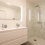 Luxurious With 2 Bedrooms And Balcony