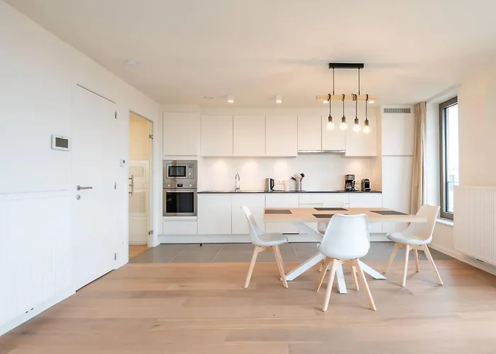 Luxurious With 2 Bedrooms And Balcony *