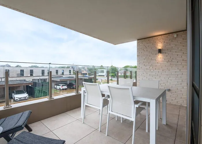 Luxurious With 2 Bedrooms And Balcony *